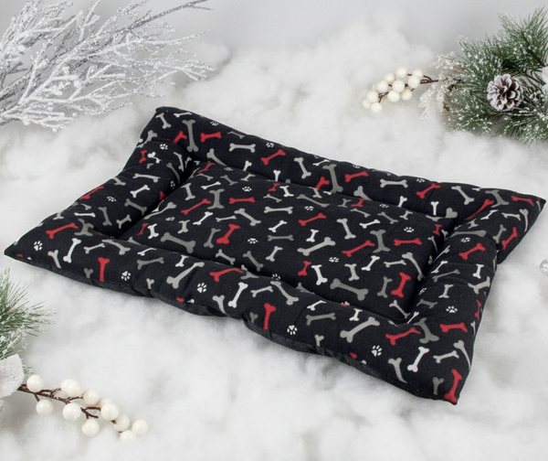 Cama colchoneta con estampado de huesitos en escena navideña de producto