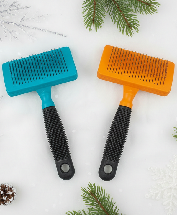 Cepillos para mascotas en escena navideña minimalista