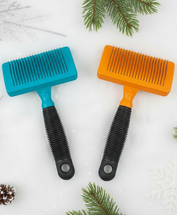 Cepillos para mascotas en escena navideña minimalista