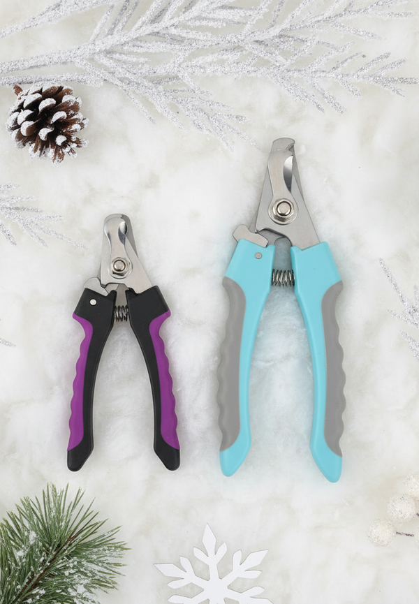 Cortauñas para mascotas en escena navideña de estudio