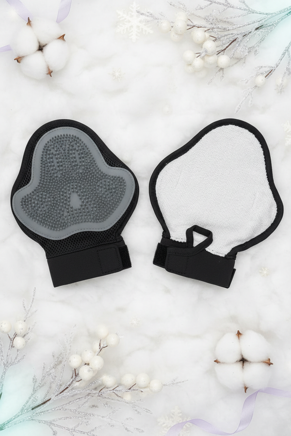 Guante de aseo para mascotas ambos lados en escena navideña