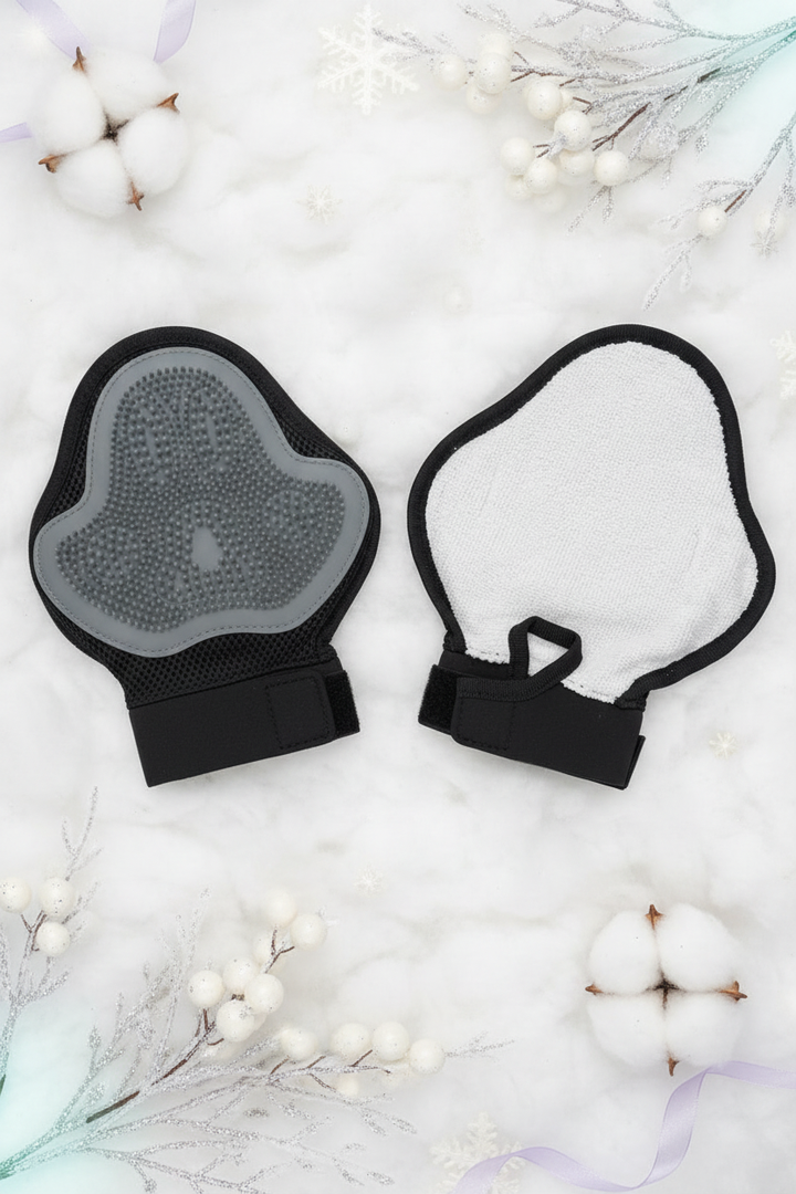 Guante de aseo para mascotas ambos lados en escena navideña