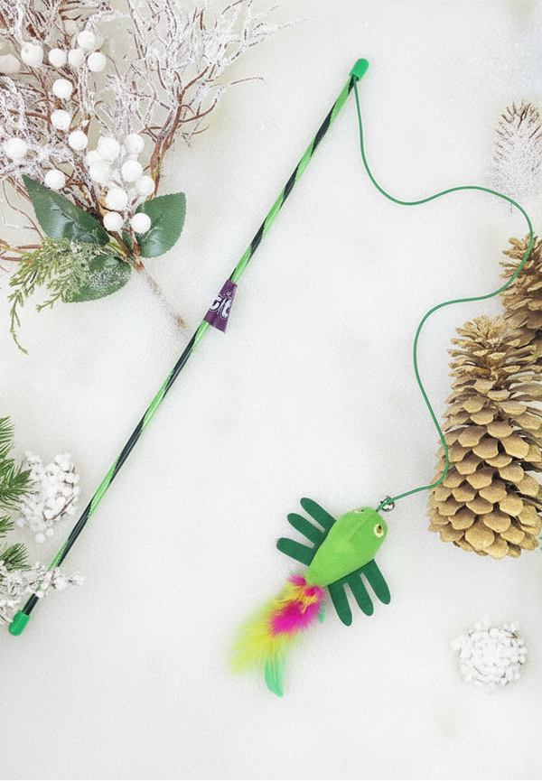 Juguete de caña para gato en escena navideña de estudio