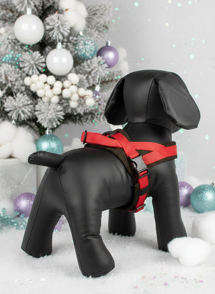 Maniquí de perro con arnés rojo en ambiente navideño