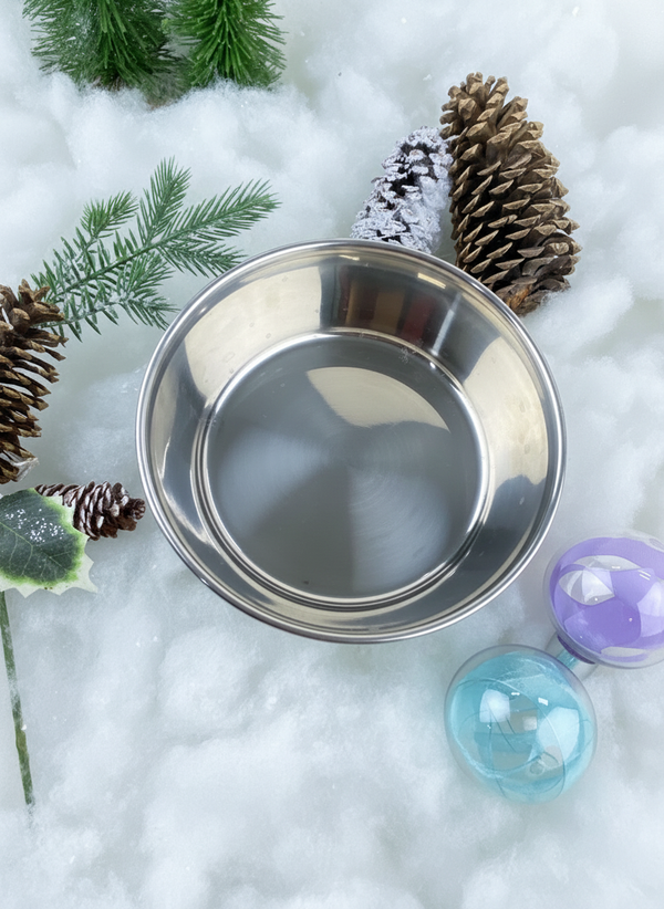 Plato de acero inoxidable con iluminación fría mejorada en ambiente navideño