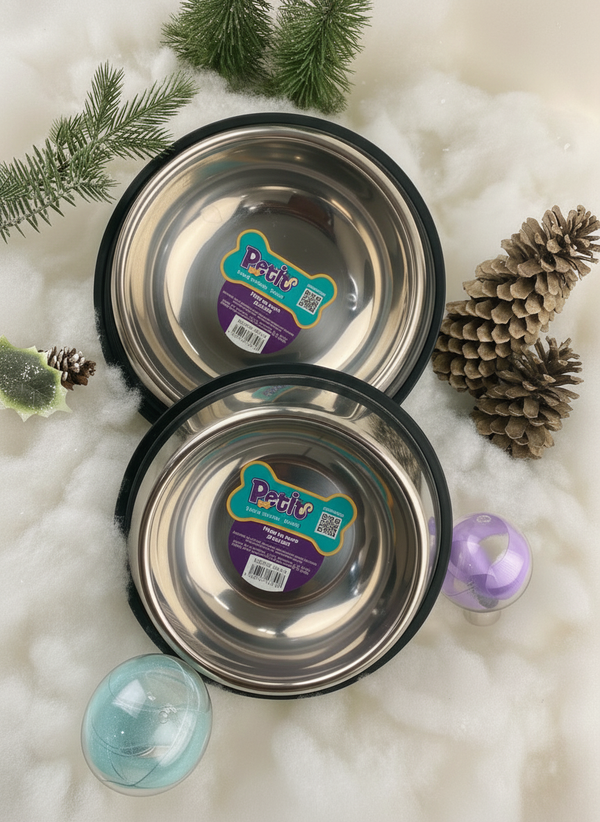 Platos de acero inoxidable Petit con iluminación cálida en ambiente navideño