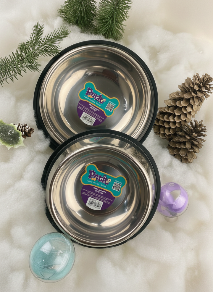 Platos de acero inoxidable Petit con iluminación cálida en ambiente navideño